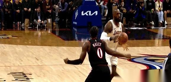 刚那记战斧劈扣，我直接从沙发上弹起来了。
真的，这高度，这力道……你敢信这是一个