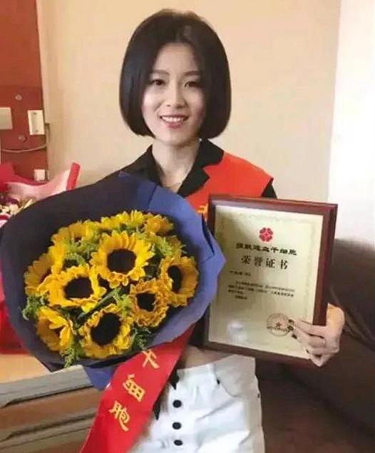 浙江一28岁女孩无偿捐献骨髓，救了一名15岁白血病男孩。没想到，男孩康复后找到她
