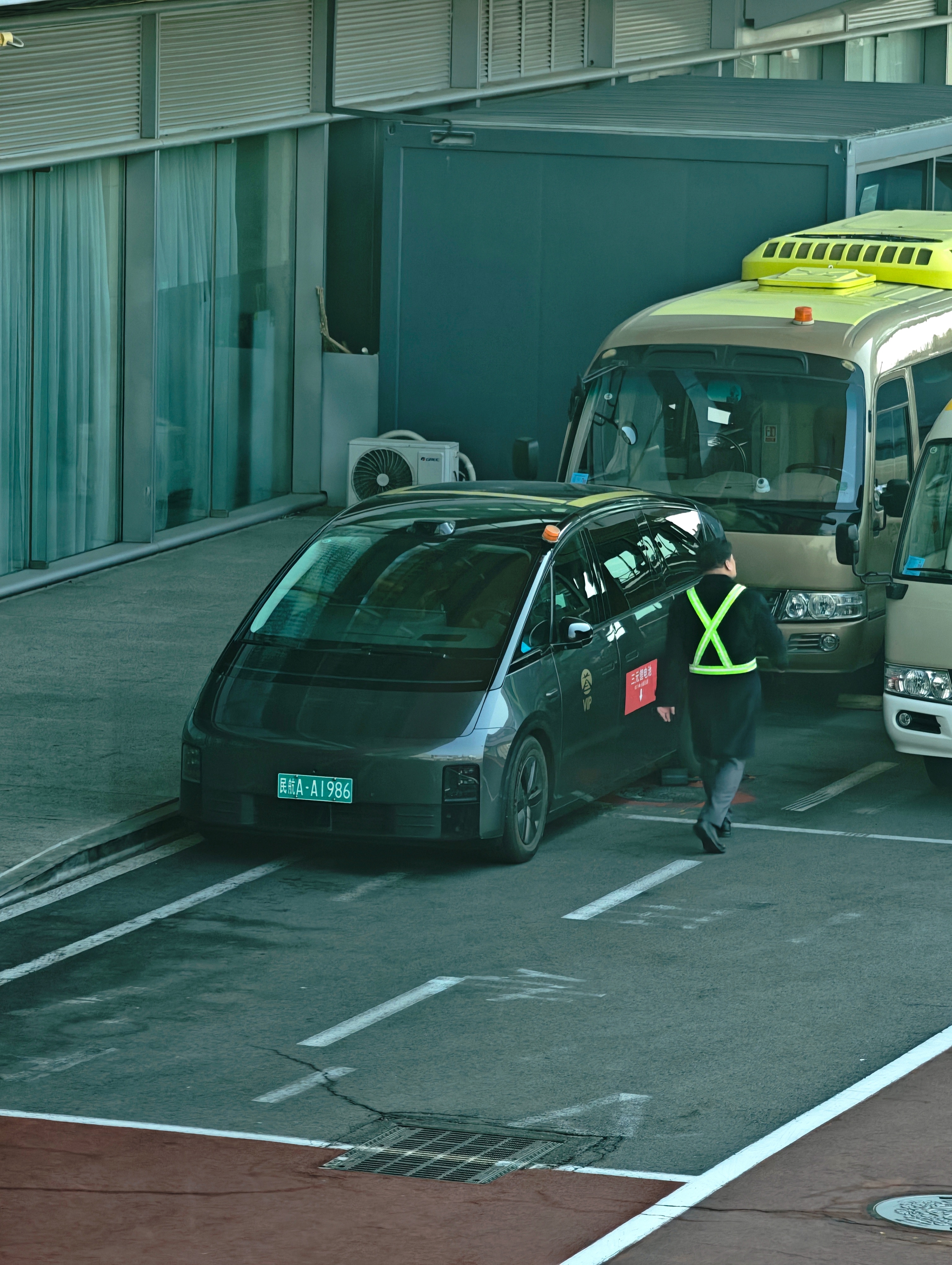 首都机场用于VIP接驳车的MEGA，由高铁登机