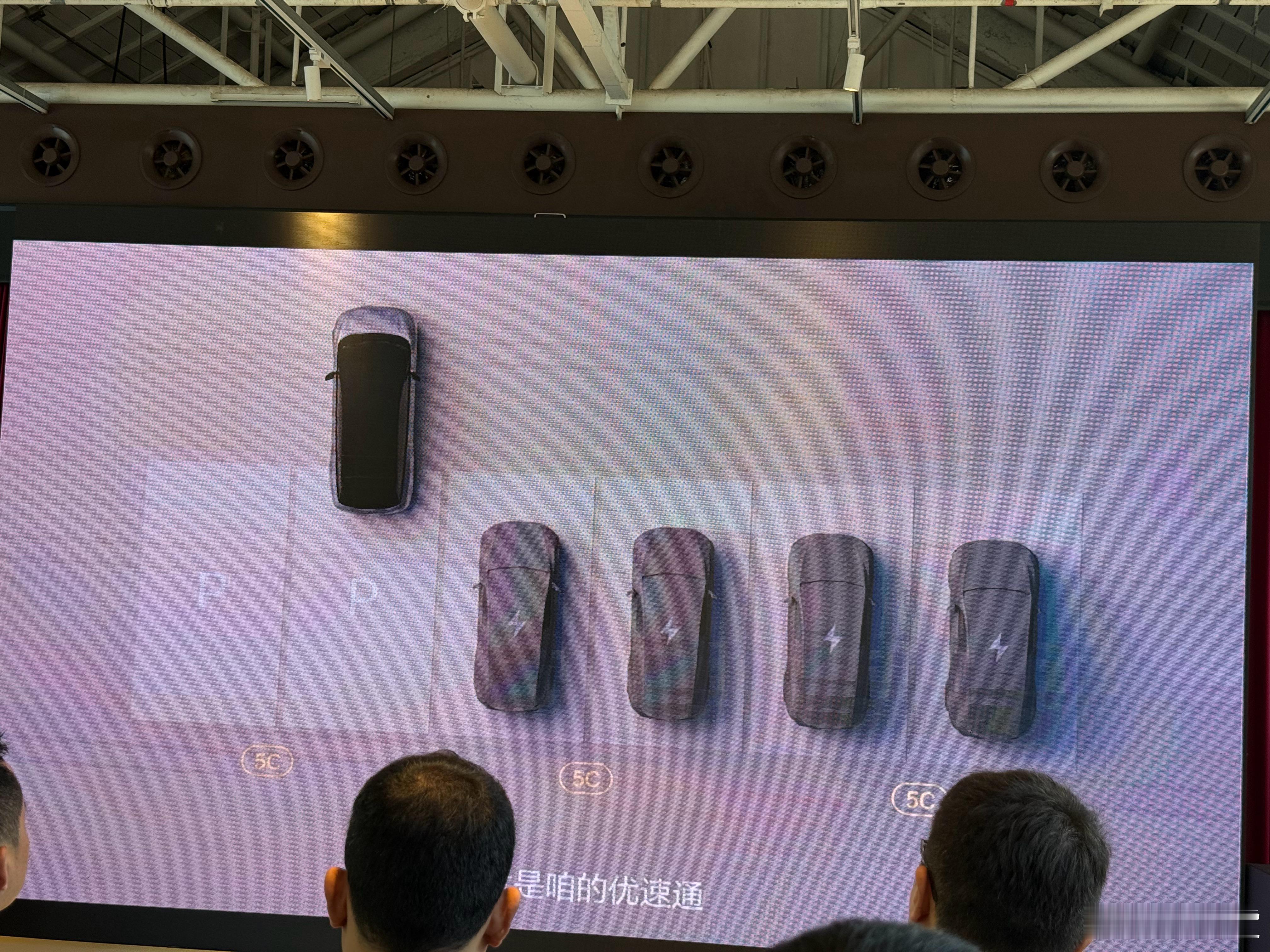 理想充电站优速通，理想车主即使是在其他品牌车在一起充电的同时，也能保持400v[