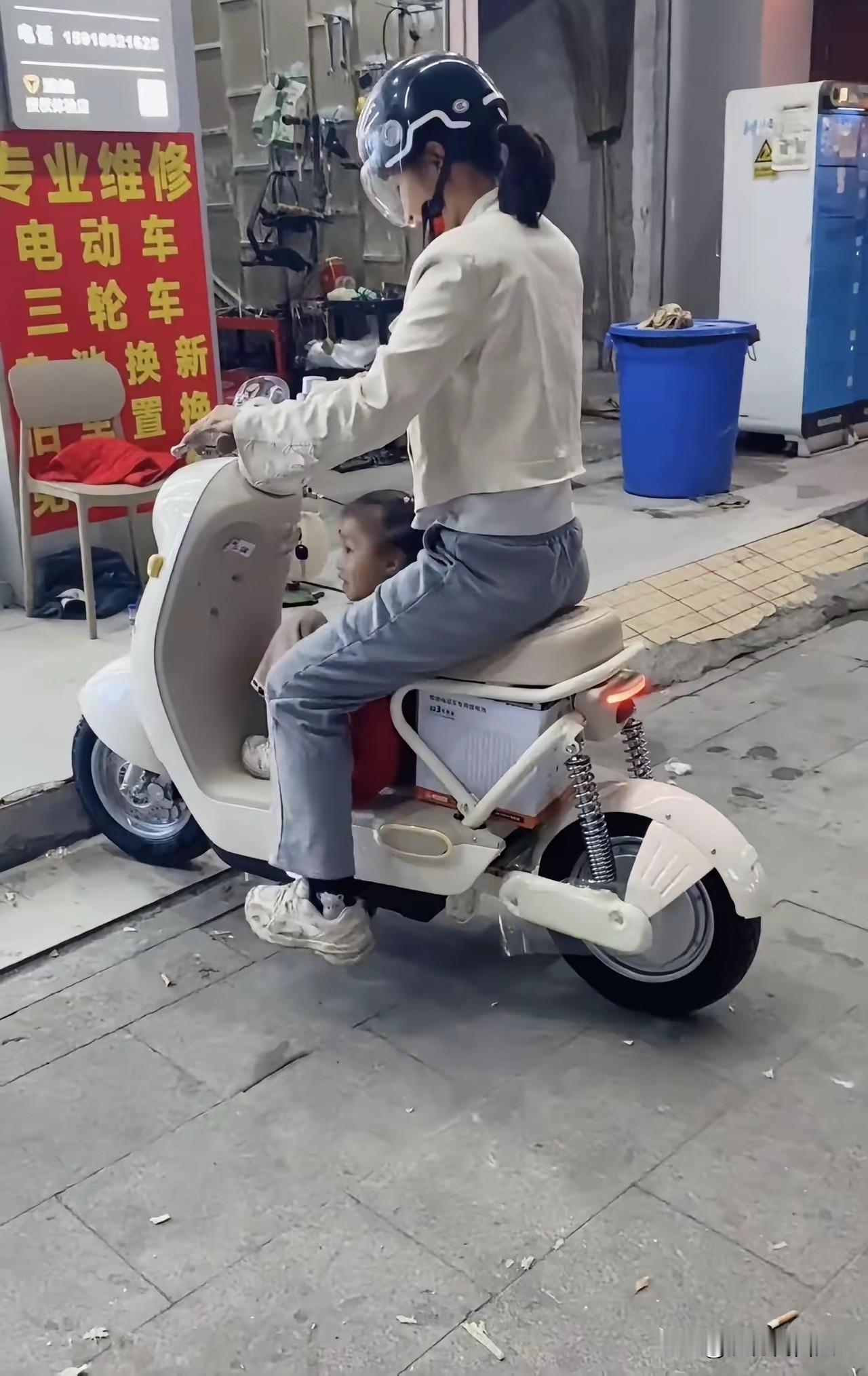 新车价翻倍座椅窄，储物空间全没了，消费者抱怨不断。

官方之前解释过新电动车标准