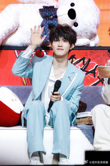 苏新皓散落的华服舞台 家人们谁懂啊！苏新皓跳《散落的华服》就像从画里走出来的仙子