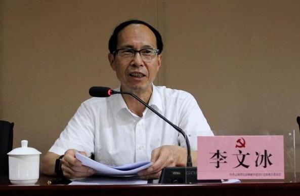 一个男官员长得帅不帅，当然与工作能力没有关系。不过有一点是可以肯定的，如果男官员