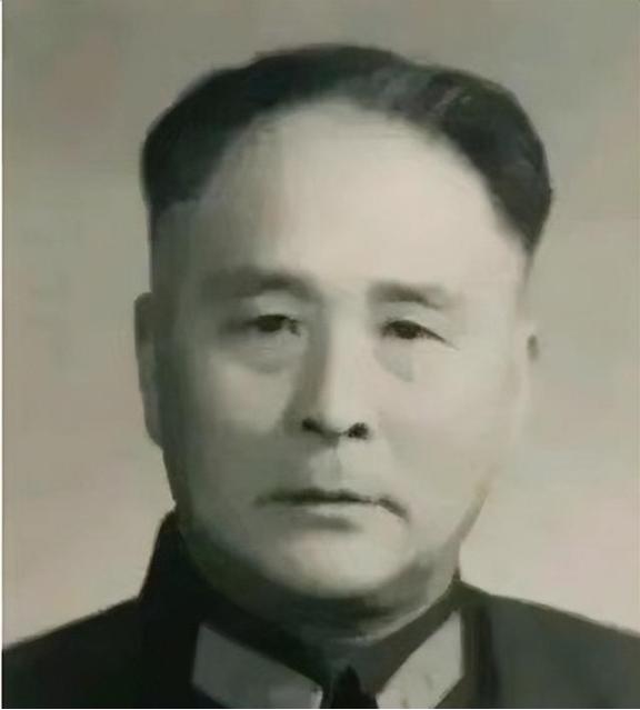 1936年，一位老大娘上山采野果。突然发现一大群苍蝇，在草丛上＂嗡嗡嗡＂盘旋，她