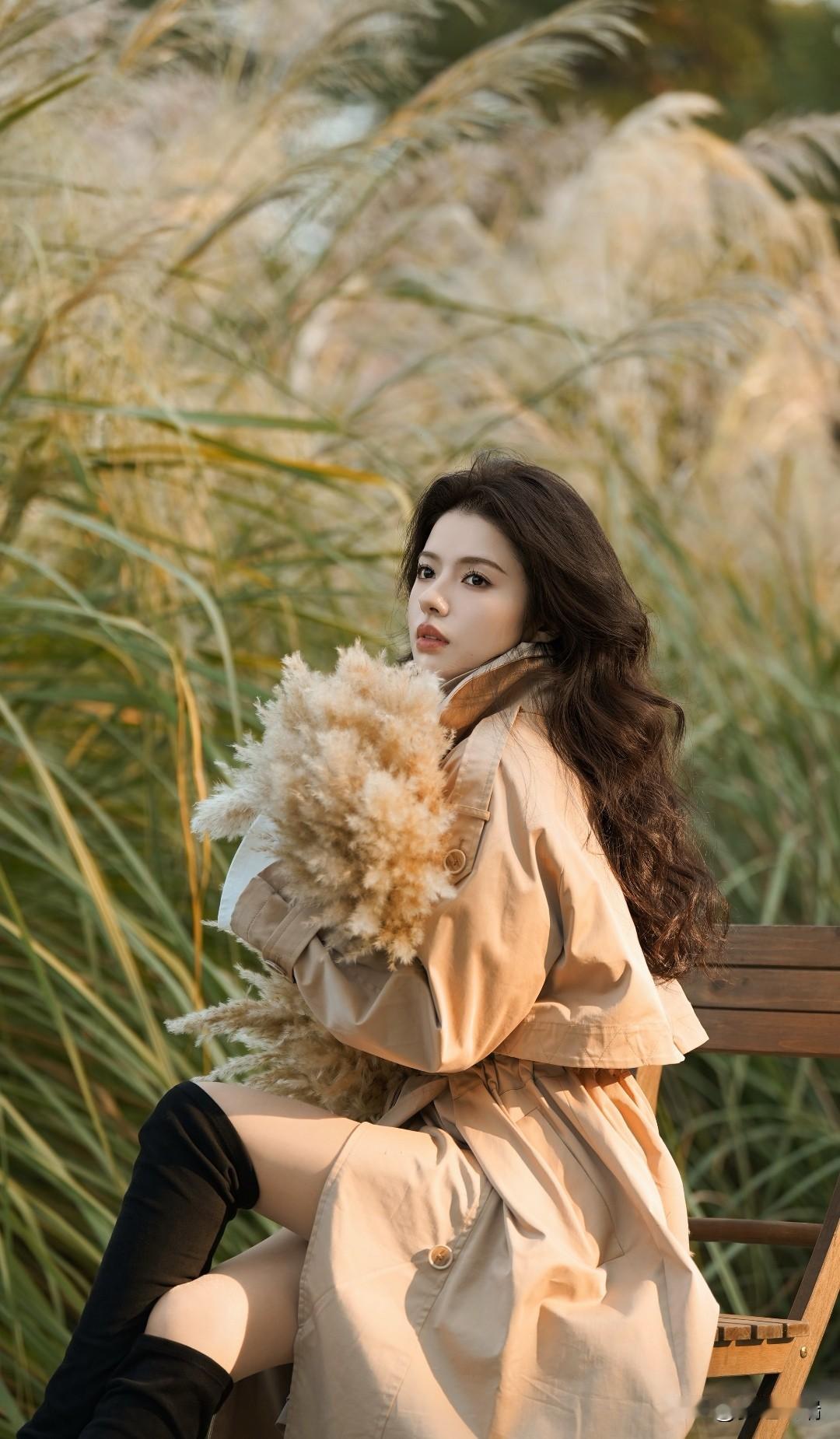 秋日暖阳下，少女在芦苇荡的温馨时光。