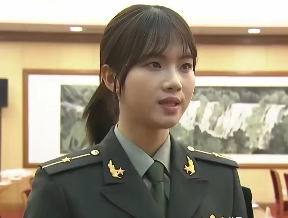 徐枫灿，女，1999年10月出生于浙江省金华市，小学、初中均就读于浙江省金华市婺