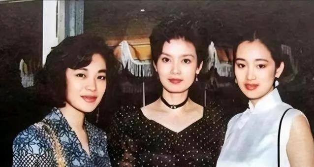 这张富有年代感的照片中的三位美女大家熟悉吗？她们都出生于上世纪五六十年代。右边的