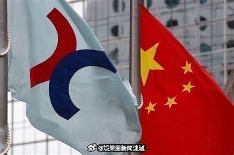 「香港股市恒生指數半日高收9點…..內地股市：滬指半日升近1%..深證成指升逾1