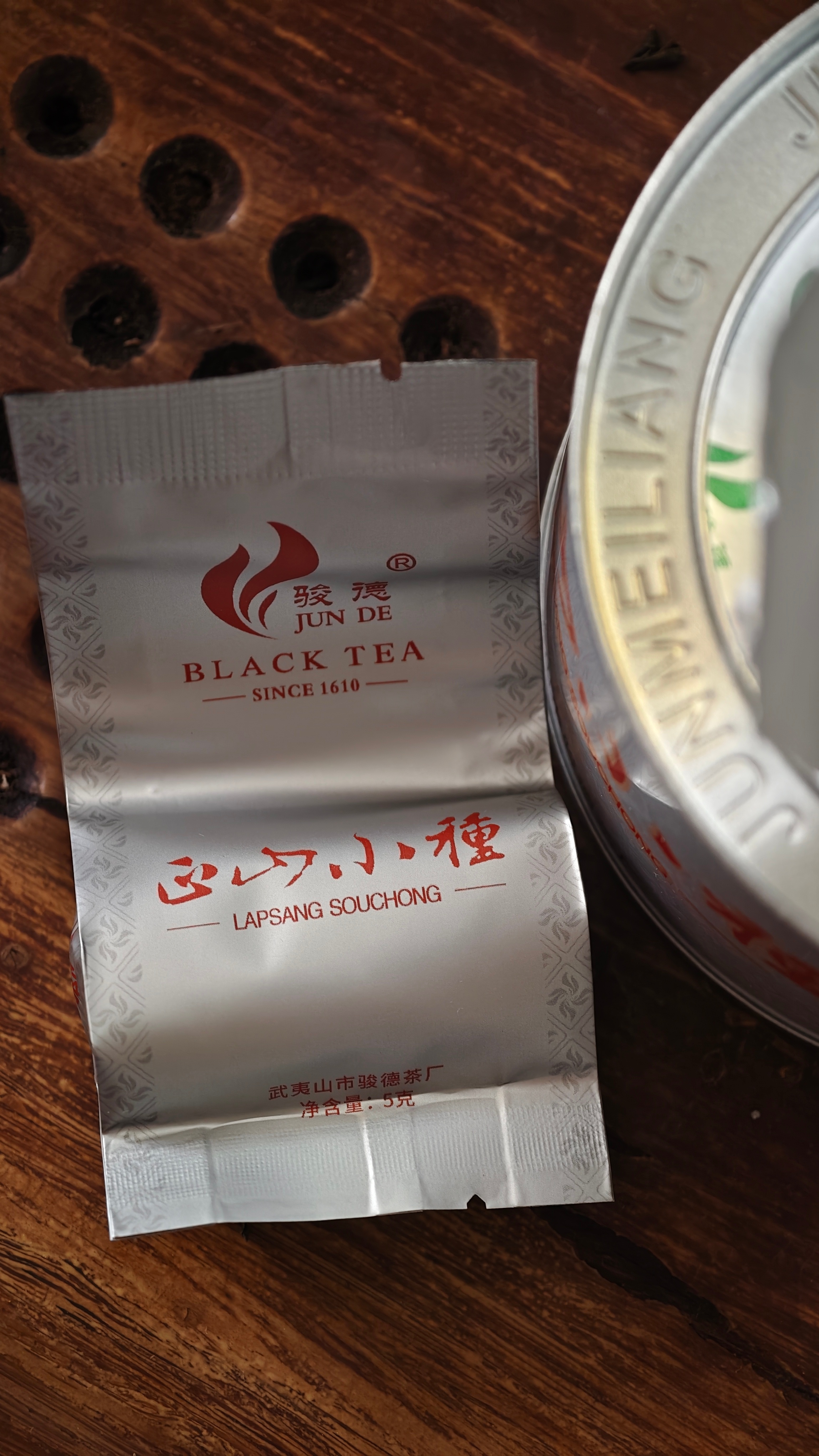 天热了，坐在屋子里都出汗。坚决不开空调，不吹风扇，力求心静自然凉。为了增加定力考