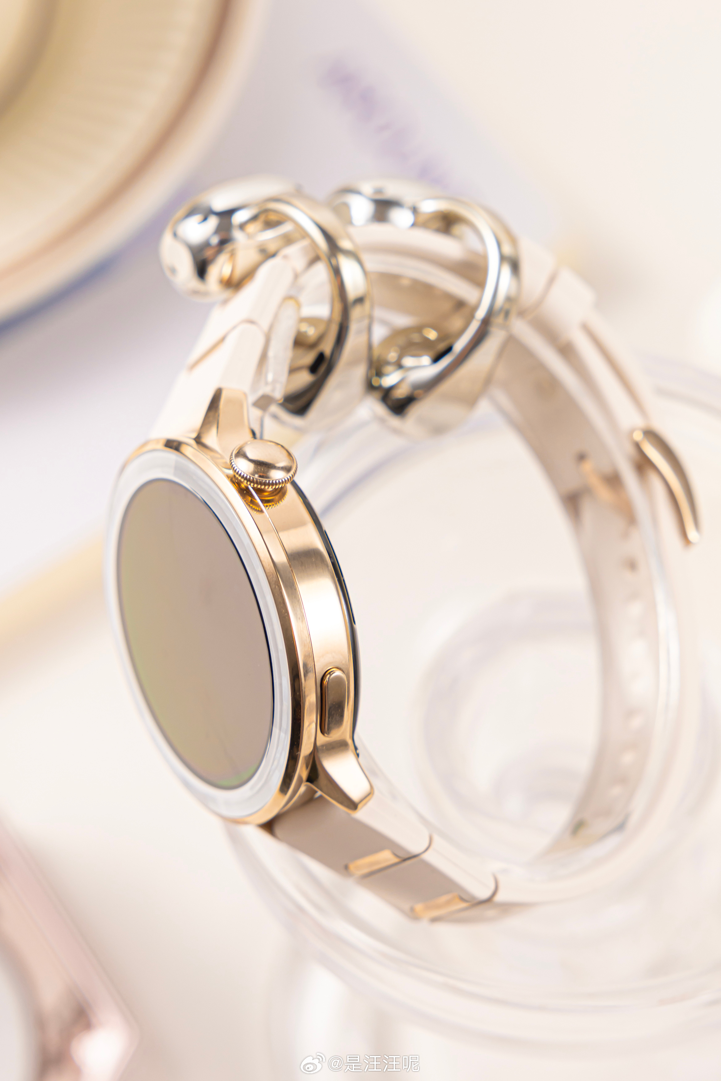 收到了OPPO的「我的高光时刻」礼盒！太太太梦幻了，正好都是我喜欢的产品配色，而