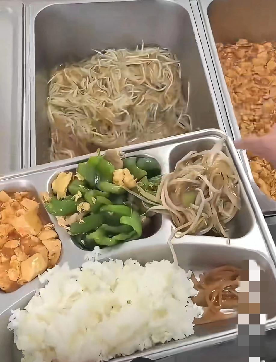 网友晒出的东北某县级电视台伙食，大家觉得如何？
当天的主食是大米饭和花卷。
菜有
