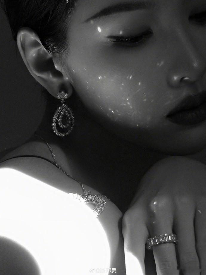 陈都灵在红毯上的优雅姿态让人心动，她穿着一袭黑色纱裙，仿佛一只展翅欲飞的黑天鹅，