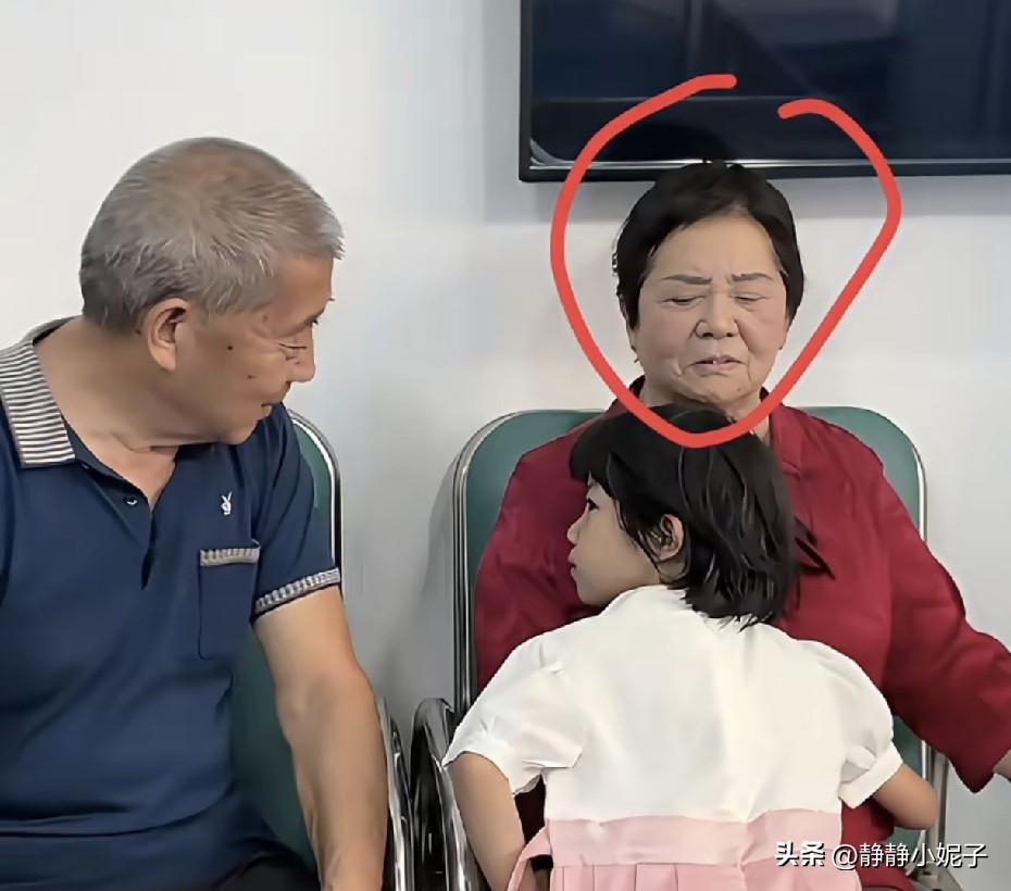 73岁天赐妈妈对女儿开始厌恶了，看表情，天赐趴在妈妈身上，妈妈的眼神没有一点爱意
