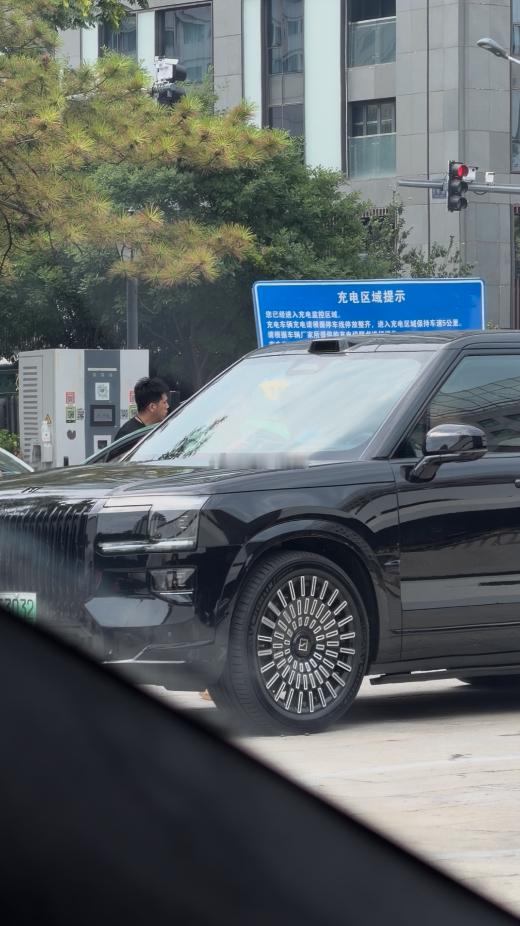 央视名嘴水均益被拍到在北京充电站驾驶极氪9X，面对路人礼让他表示自己只需八九分钟