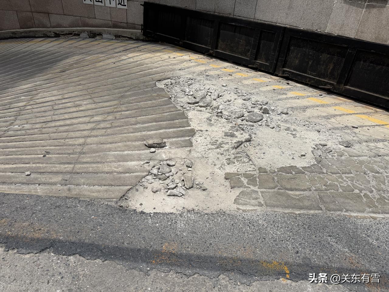 大连胜利广场东侧，有建筑物破损，虽是水泥建筑小细节，但也是旅游城市风景一部分，早