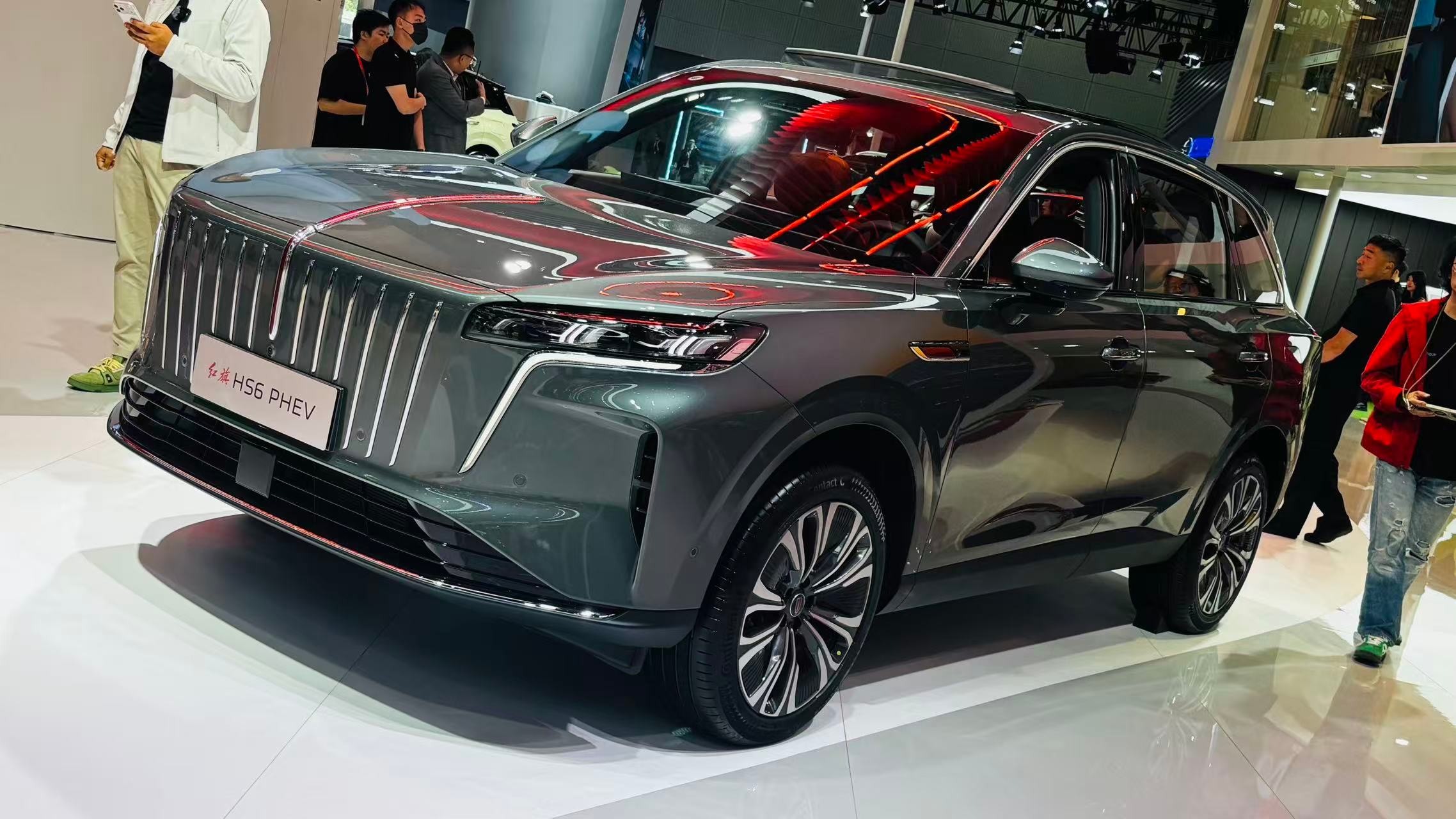 红旗HS6 PHEV亮相广州车展，搭载全新一代鸿鹄混动系统，创下满油满电2327