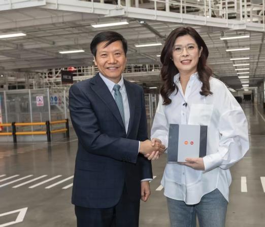 郑丽文参观小米汽车工厂，小米集团董事长雷军亲自出面接待，并当场向郑丽文赠送了一台