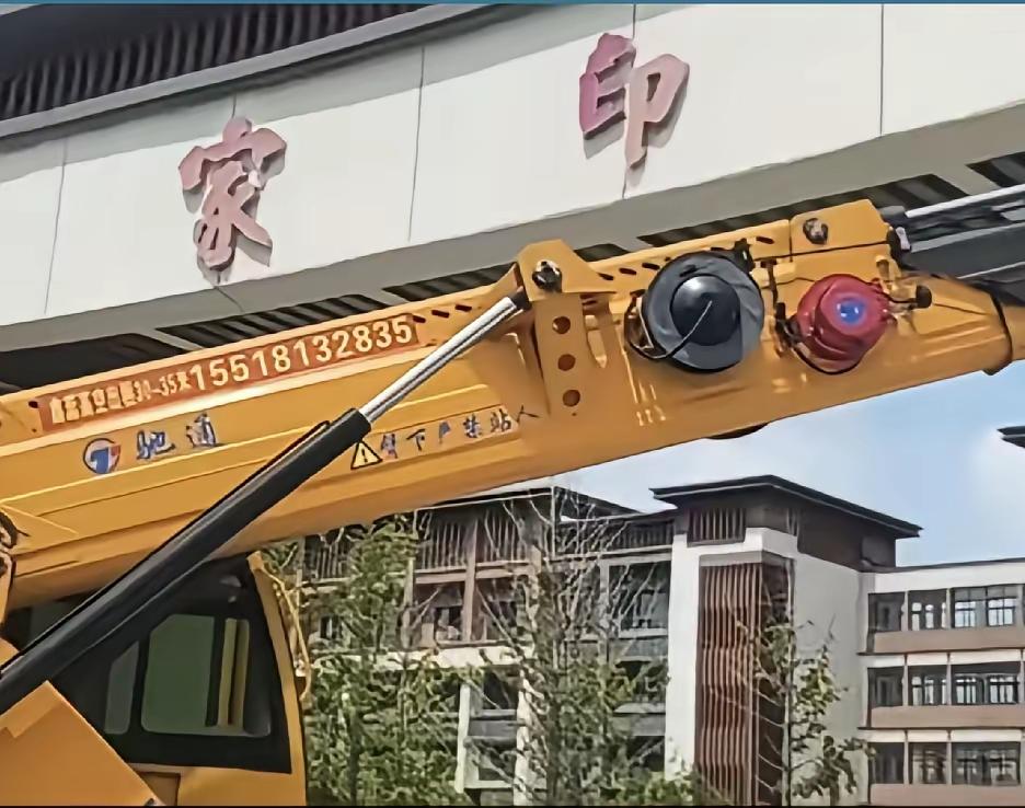 超人的远见老许望尘莫及。

李嘉诚在内地捐楼时从不冠名，有人问其原因，他笑笑回道