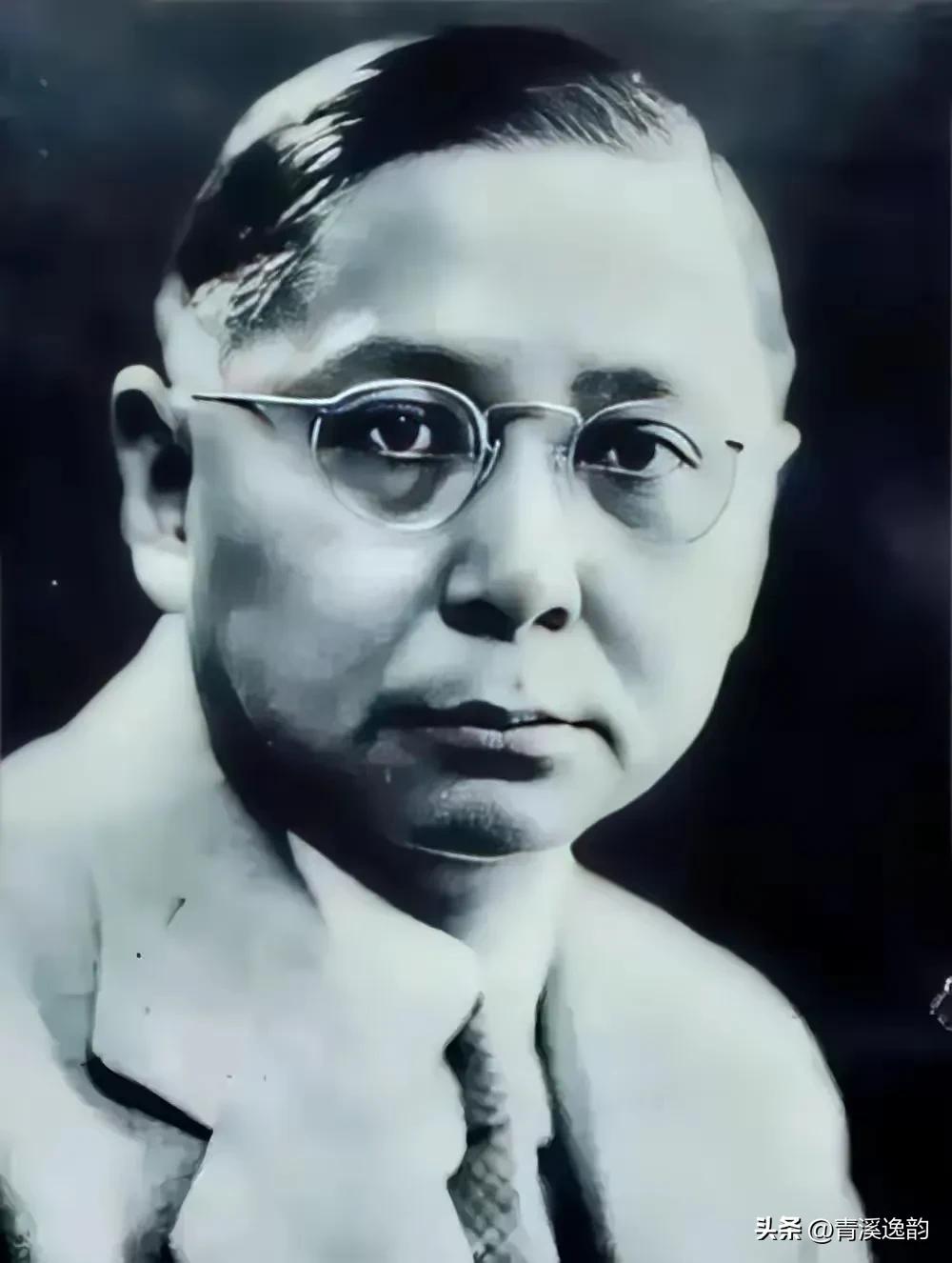 1965年，台北松山机场，一个74岁的老人颤颤巍巍走下飞机，2000多人夹道欢迎