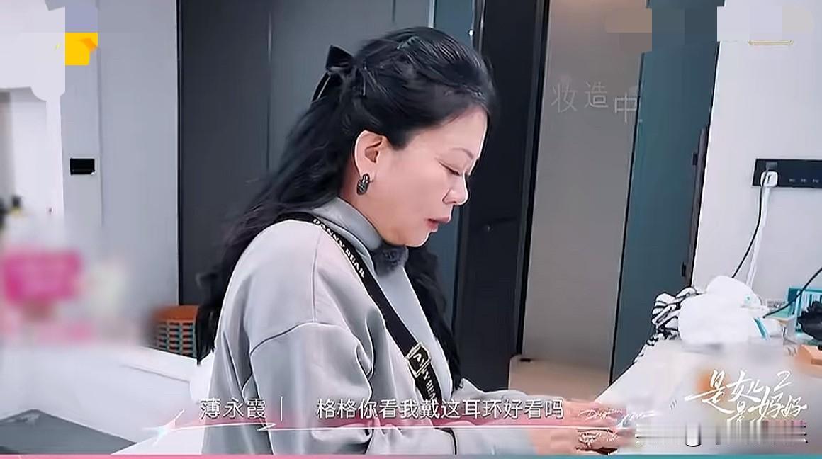 李嘉格妈妈真的很让人窒息
为了融入圈子，牺牲女儿尊严
甚至带头霸凌女儿
在新的一