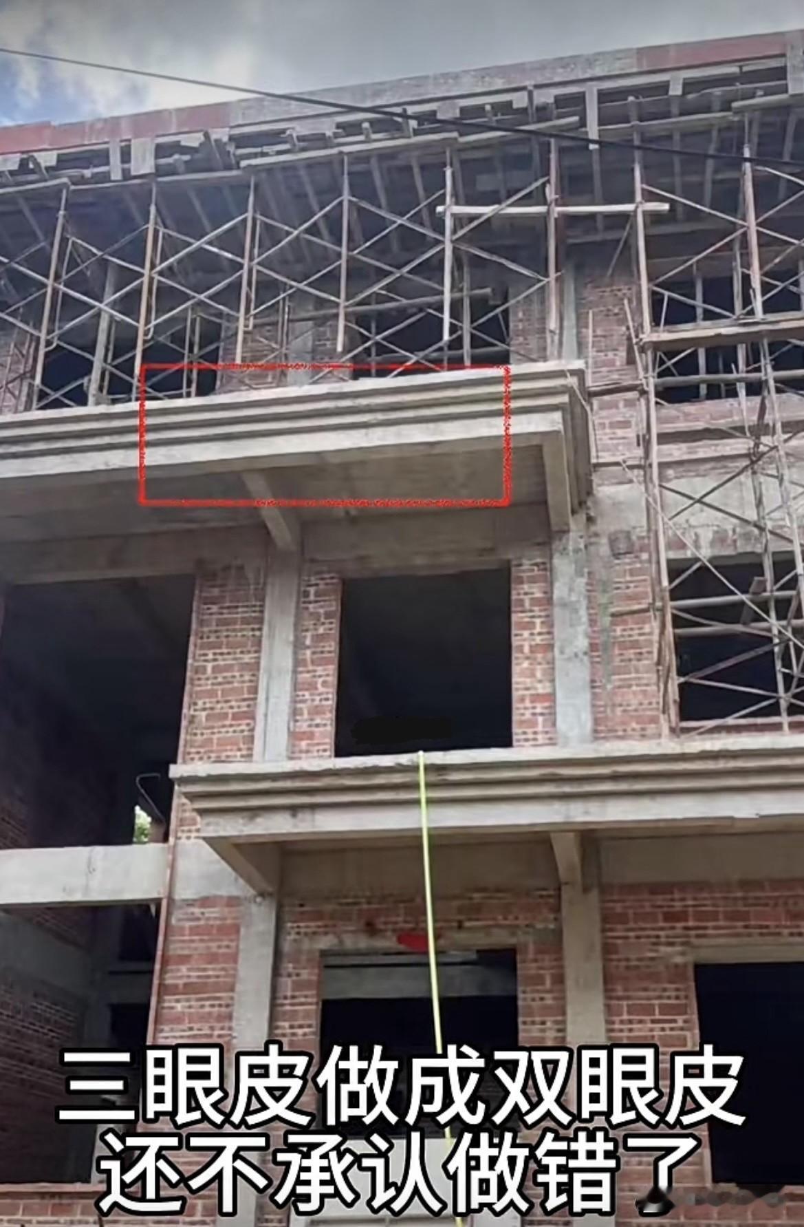 三眼皮做成双眼皮，
还不承认做错[捂脸]
这该怎么办好呢⁉️
