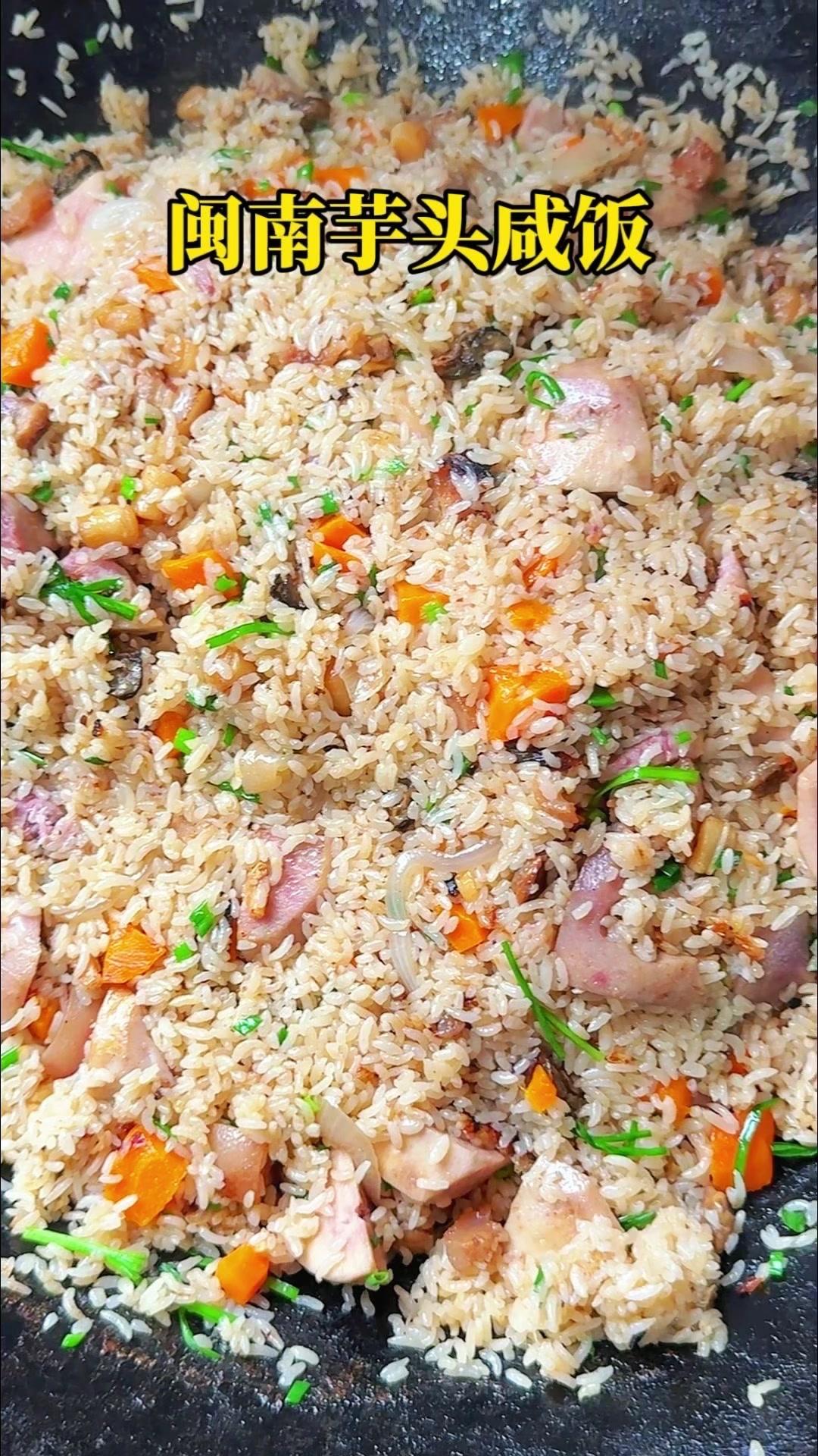 1️⃣五花肉煸炒出油，下葱姜蒜慢熬至变色，盛起备用。

2️⃣锅中下洋葱、胡萝卜