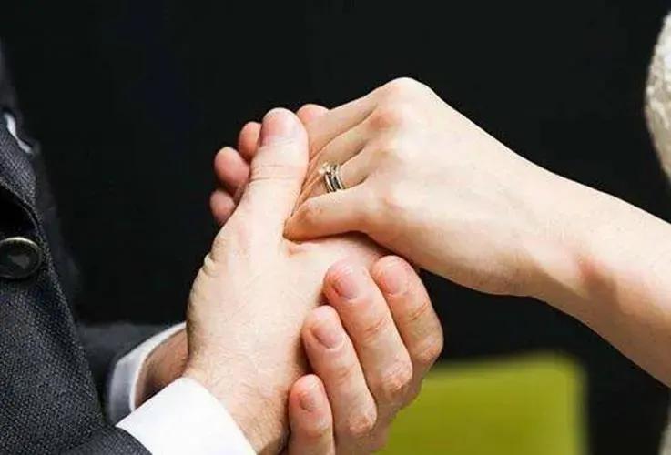广西钦州，19 岁女孩脚踏两条船，和附近的人加为好友后，确认恋爱关系并开房，期间