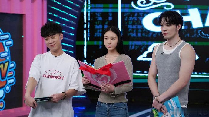 Elly复刻小S主持娱乐百分百 Elly复刻小S主持娱乐百分百，也是女承母业了哈
