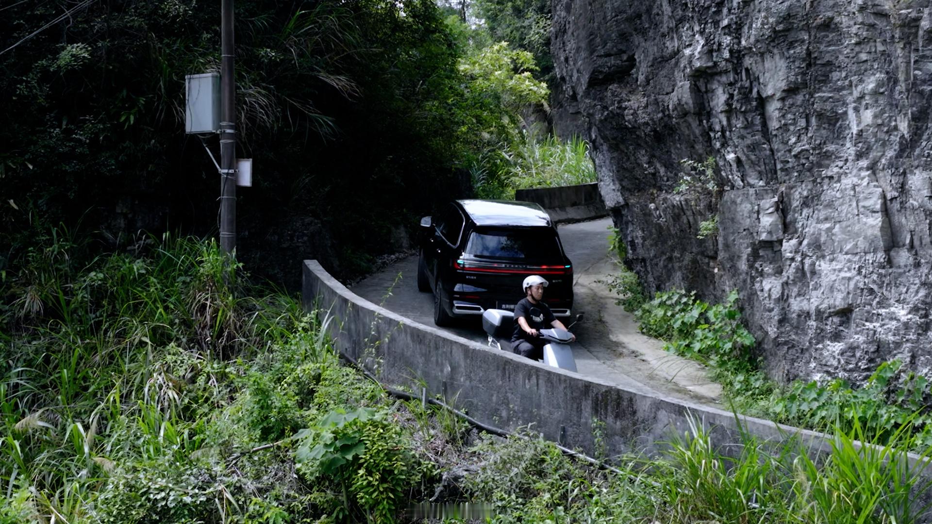 千里浩瀚把悬崖路开出通勤感看完银河M9跑湘西挂壁公路，感觉挺刺激，这种路比城市道