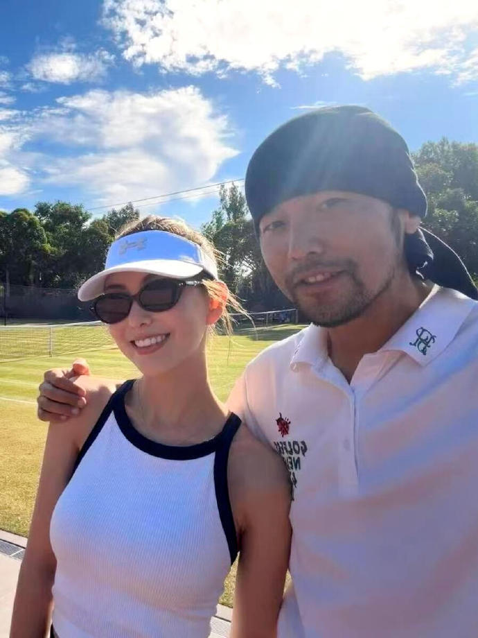 周杰伦昆凌网球双打庆祝节日 情人节还能这么过！周杰伦昆凌报名网球双打比赛，用汗水