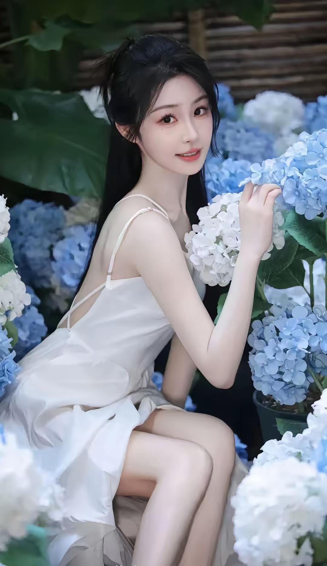 少女与蓝花共舞，清新自然，美不胜收！🌸💐🌺