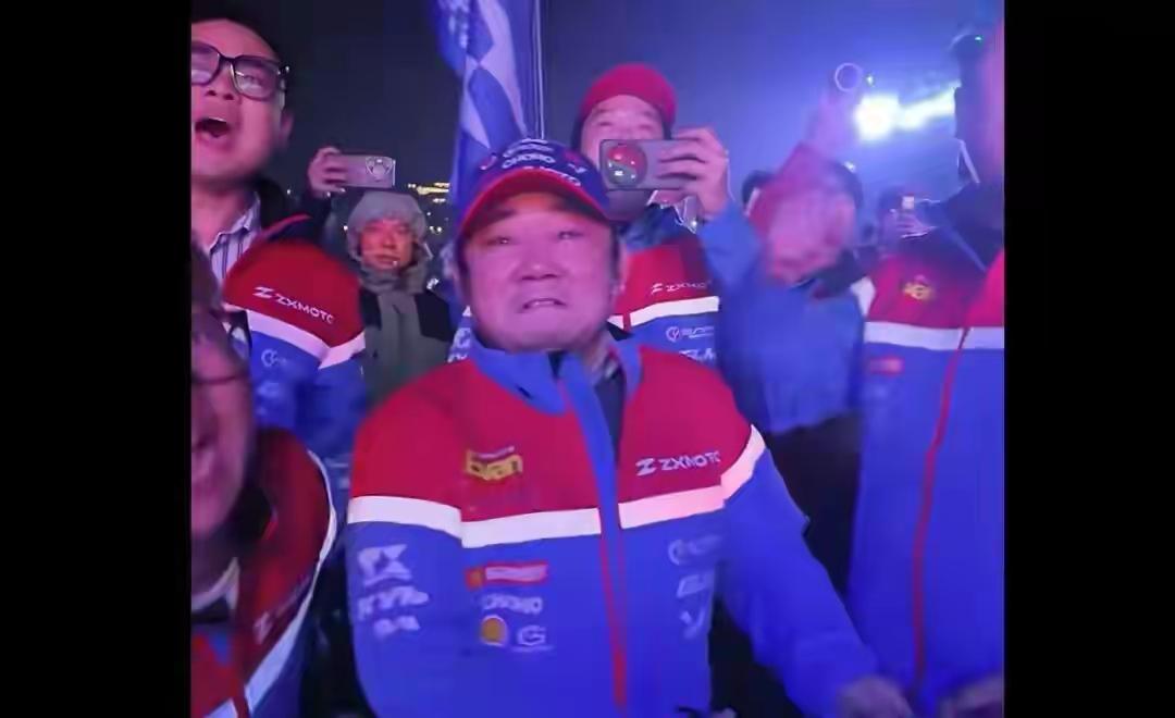 宁波一家摩托店里，销售顾问子怡被围得水泄不通。她指了指空荡荡的展台，只能实话实说