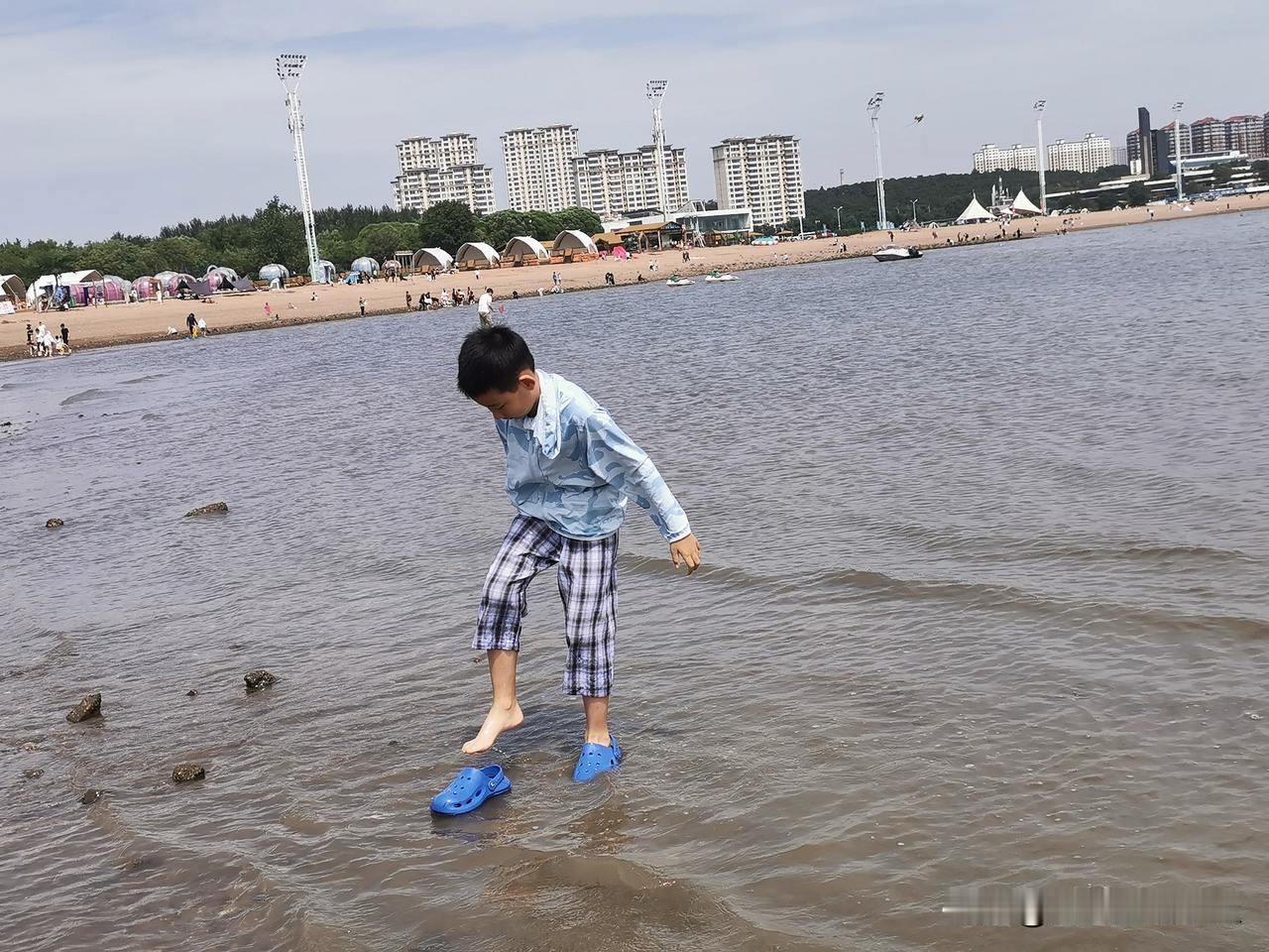 带娃儿赶海

今年暑假即将结束，我们小城虽然依山傍海，50多天的假期却从没看海。