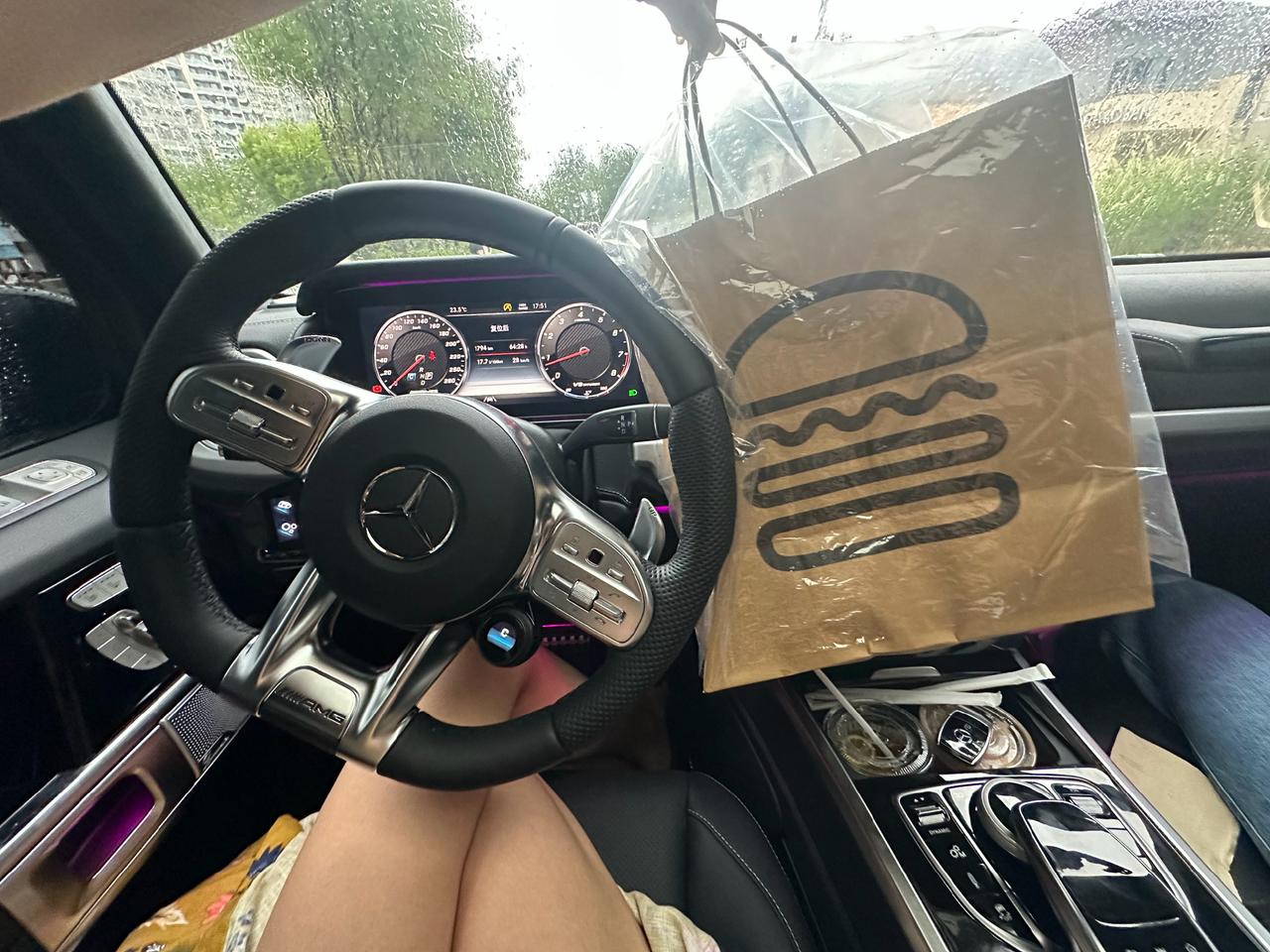 下雨打包了shake shack，还给穿了个雨衣，想的挺周到的。奔驰在这边做了很