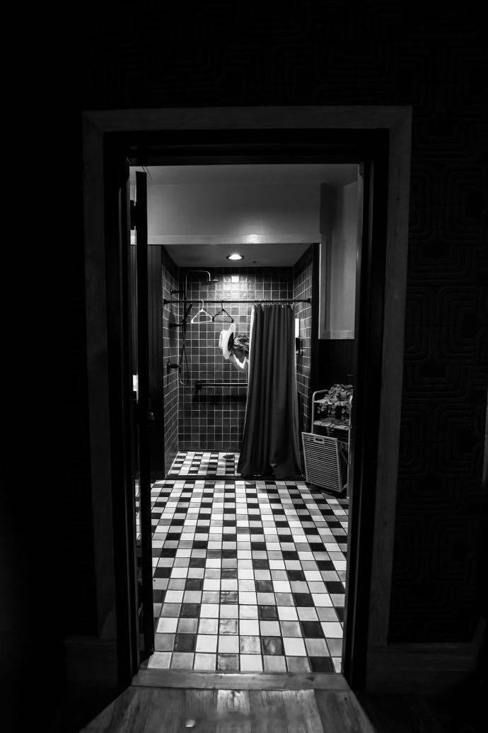 蔡徐坤在我脸上跳舞 别人巡演唱完就走，蔡徐坤巡演唱到观众脸上。巴黎这一场，近距离