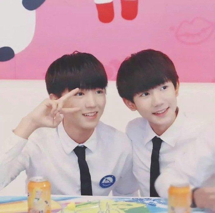 王俊凯王源神级退场王源提到了TFBOYS演唱会短短退场镜头封神，平静提起从前一起