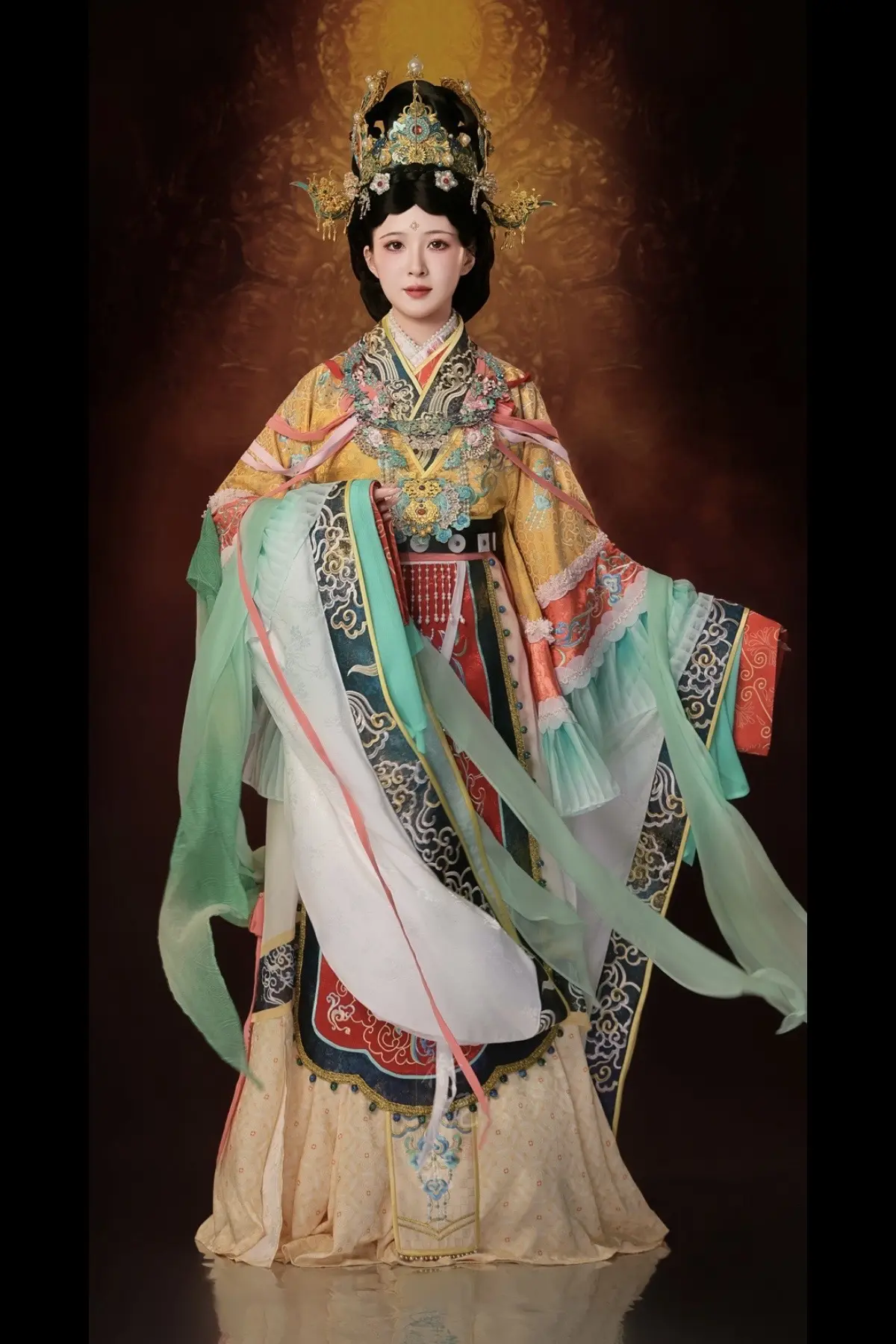 老祖宗的审美永不过时。风起时，千年壁画苏醒，化作你身上，行走的诗篇。