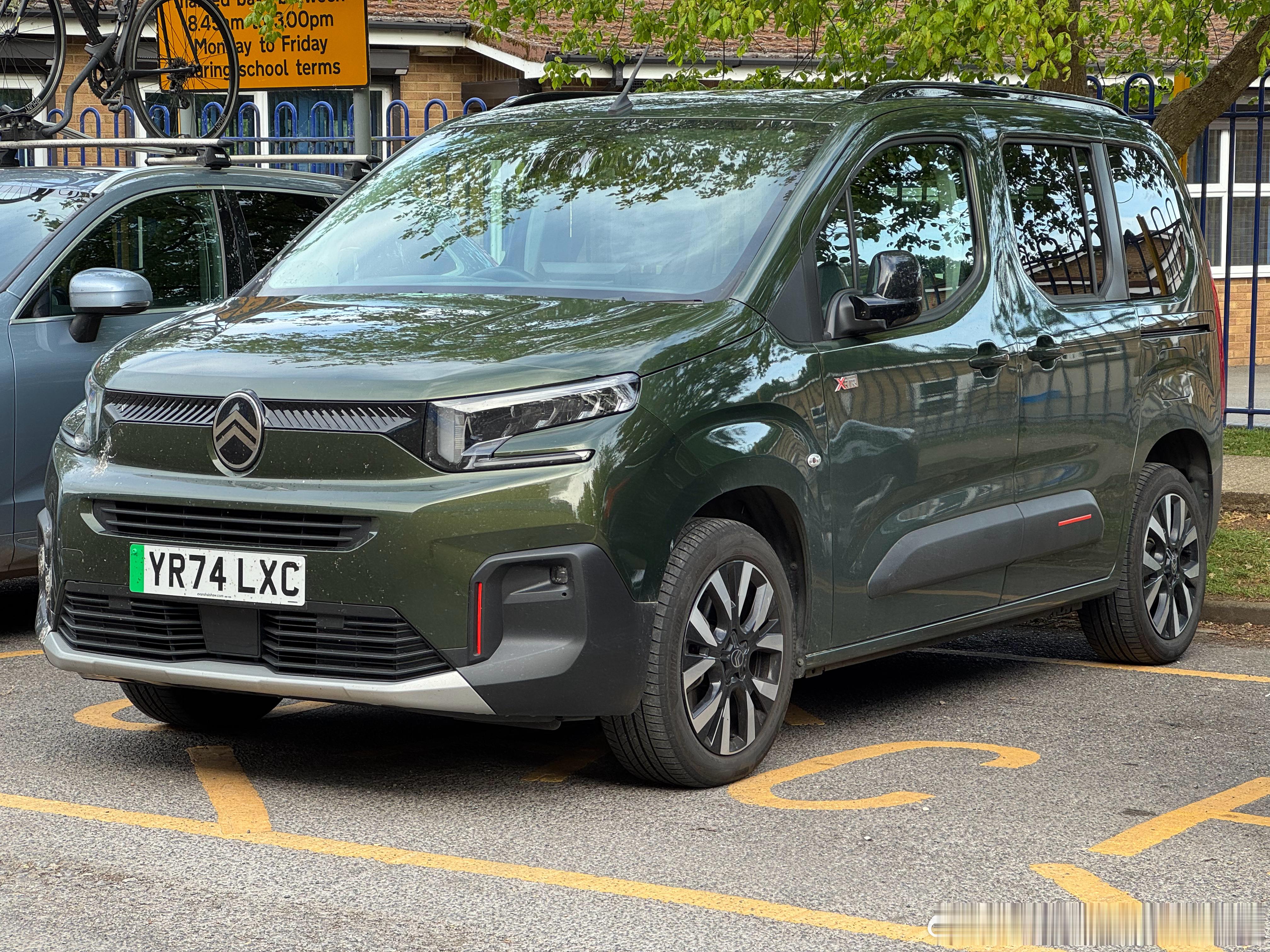 墨绿的 e-Berlingo ​​​