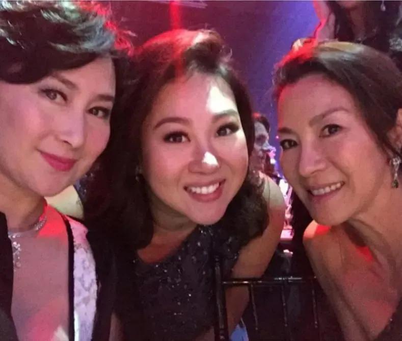 何超琼和杨紫琼等人的合影。
照片中的何超琼稳重又端庄，让人心生敬畏之感；
“打女