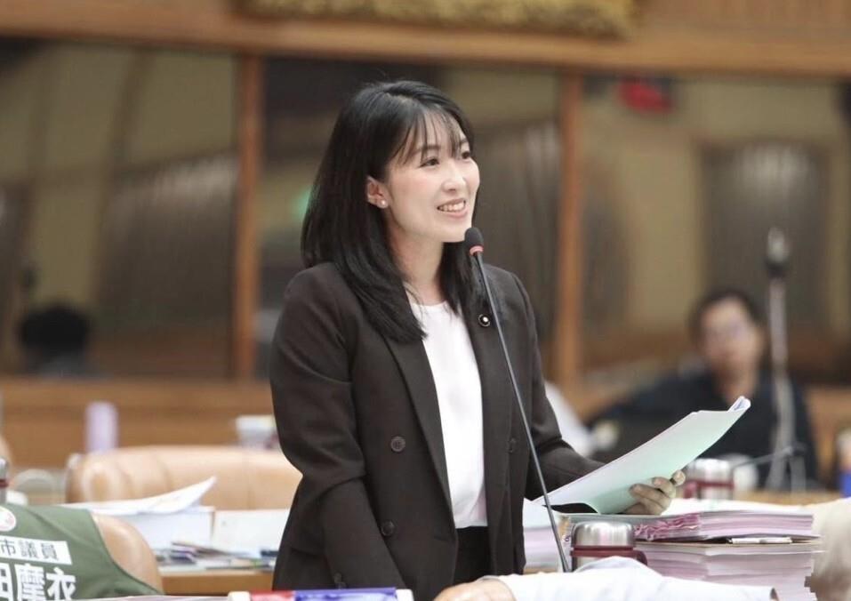 山田摩衣拿AI分析李四川的话，想让侯友宜当场点评，侯友宜一句“12月25日你就可