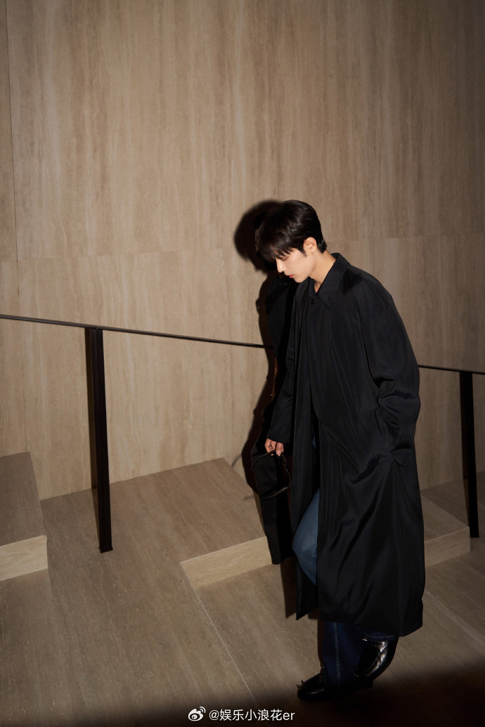 肖战时装周人气男艺人TOP杨紫时装周人气女艺人TOP 恭喜凭借121.6万人气值