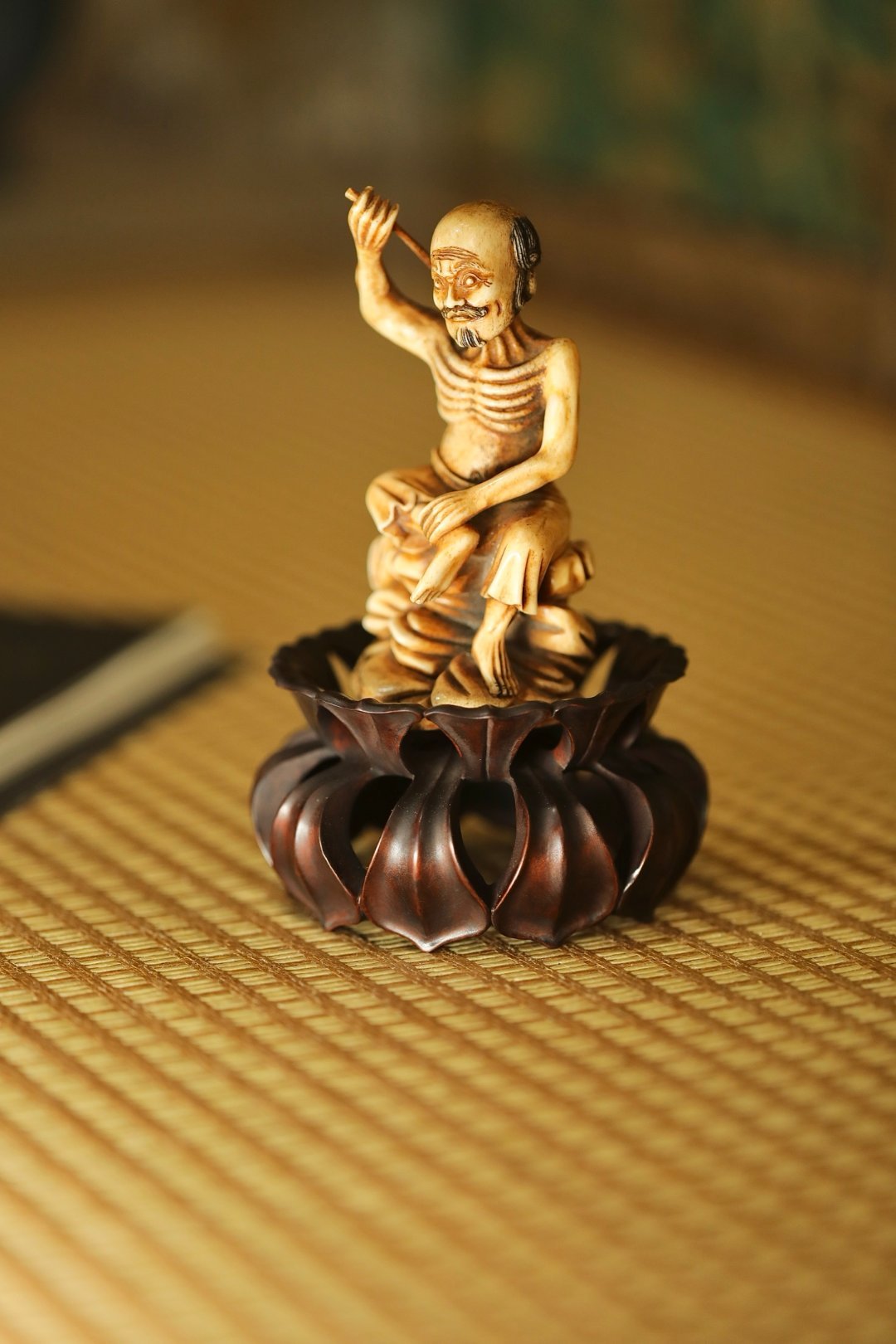 黄杨木 | 莲花底座整木一体镂雕双层莲瓣造型，上层围作莲口，下层外展瓣足，瓣边起