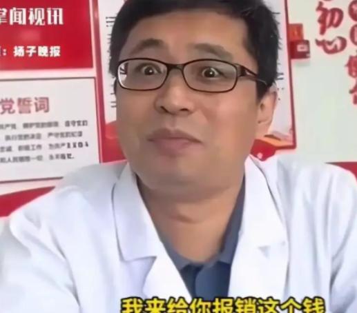 苏州医院，女儿戴口罩陪母亲看病，母亲检查结果一切正常。接诊医生却盯着女儿多看了两