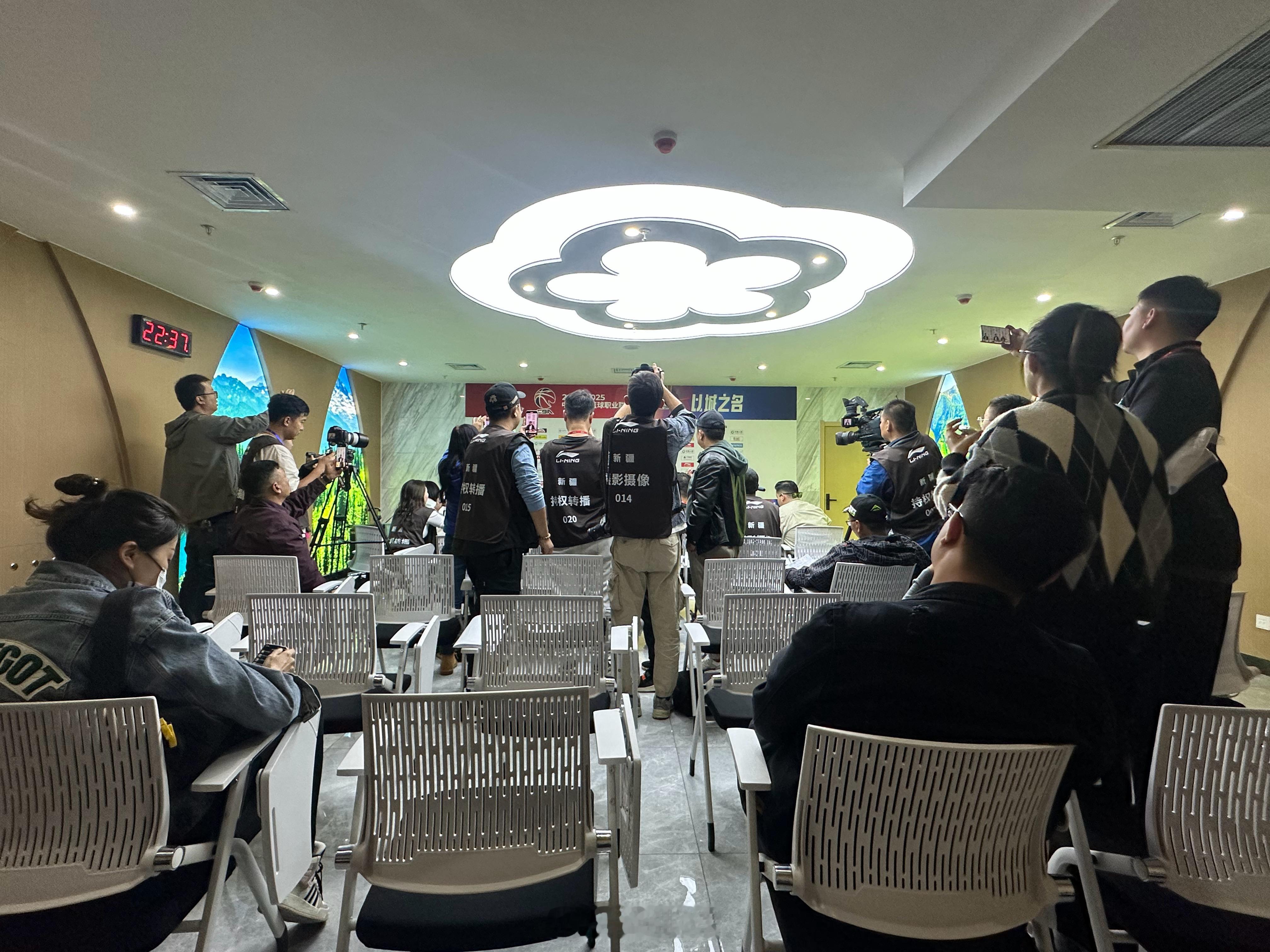 赛后发布会可真热闹啊！#有篮无界心潮无限##新疆男篮##小卢篮球世界#  ​​​