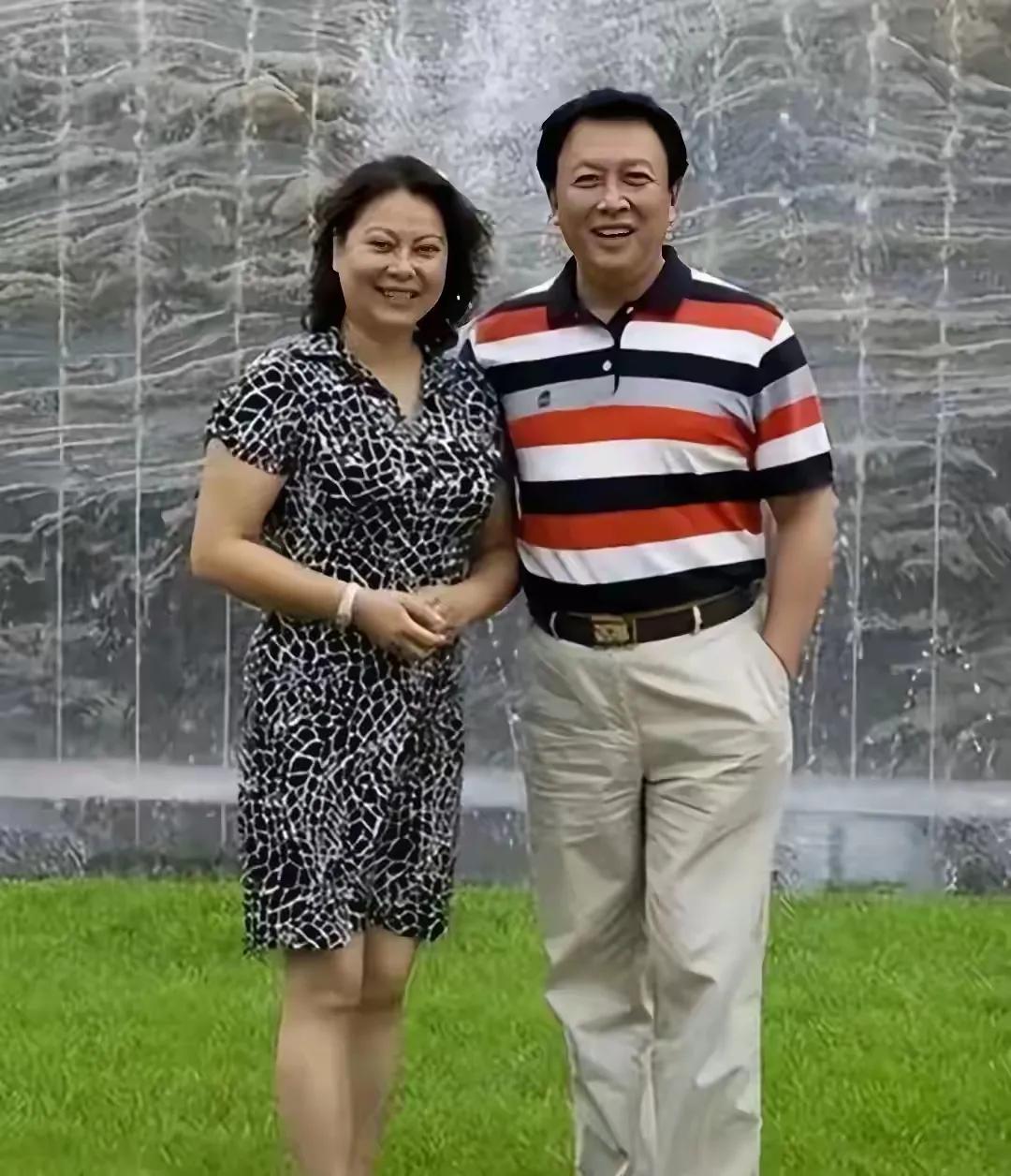 他是老天爷追着赏饭吃的特型演员，不存在失业的焦虑。他长得跟一位伟人十分相似，只要