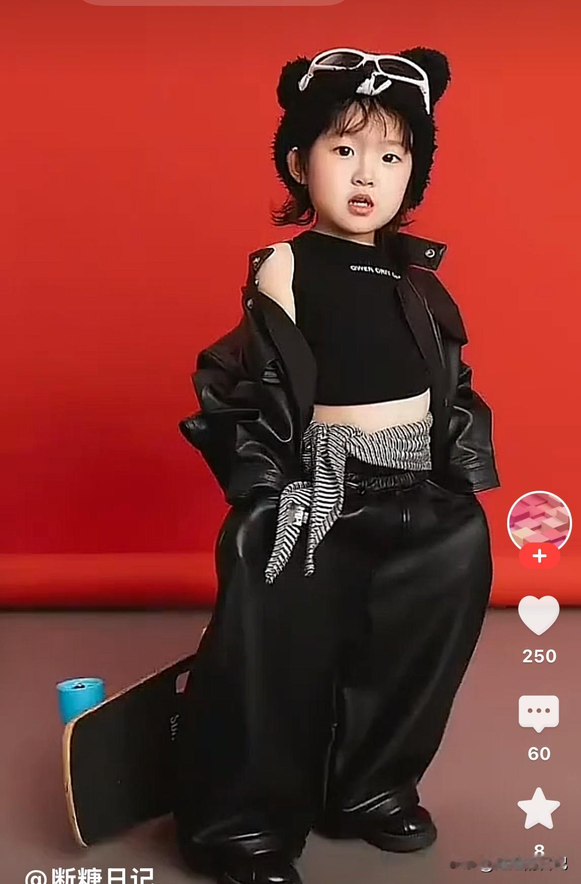 这个出生就可以养全家的闪闪，真是越来越可爱了。
谁能想到，一个孩子可以占据几年的