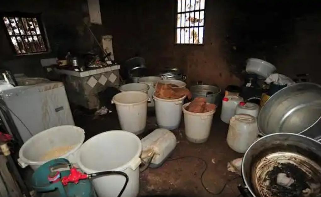 湖北当阳，62岁的覃大爷，偷拍邻居，他以为可以拍摄邻居可能违法生产豆腐的情况，结