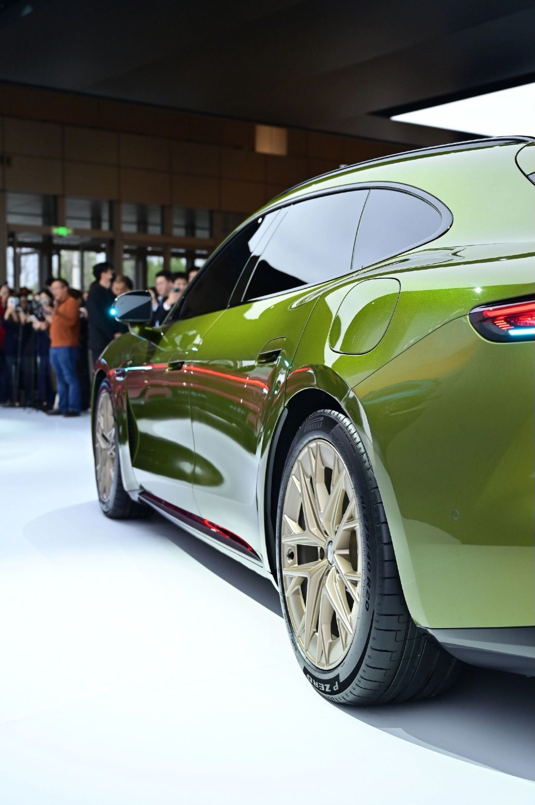 【鸿蒙智行尚界Z7 / Z7T新车24小时小订突破25000台】鸿蒙智行“风尚科