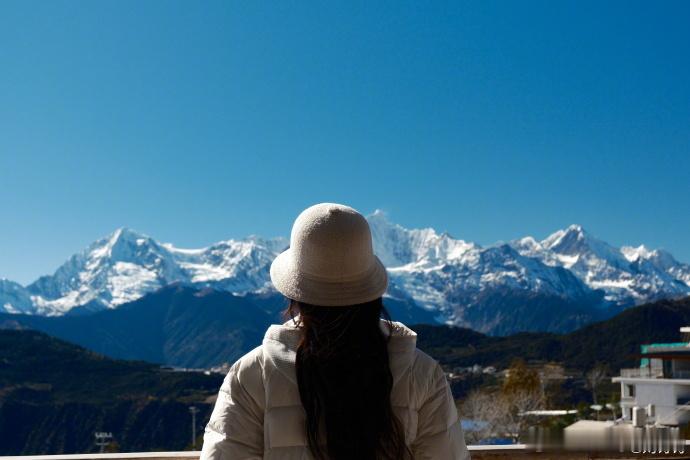 刘诗诗发布日照金山合影，高马尾凸显灵动，侧颜线条优越，与雪山同框像画中场景。 