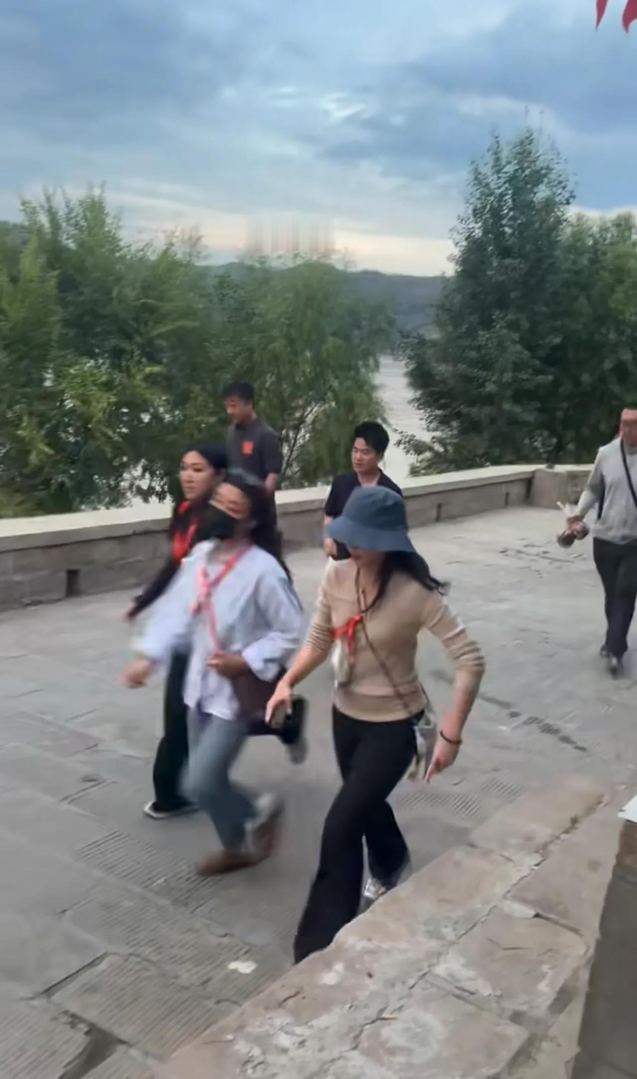 看到与辉同行团队在碛口古镇直播，转场期间，整个团队都是跑着去的！
成林带着直播团
